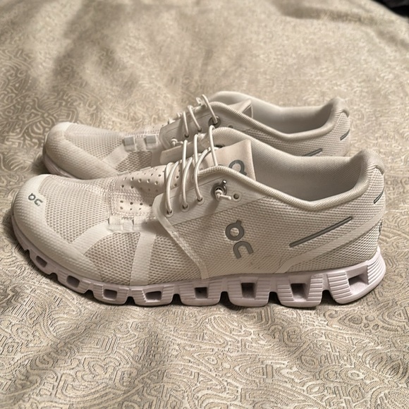 On Cloud 5 Shoes - Picture 1 of 8